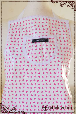 【Gloveables～グローバブルズ】ピンクハート柄エプロン胸元アップ写真