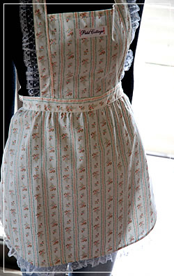 花柄とフリルレースが施された胸当てが素敵です。 プレゼントに*花柄のフリルレースエプロン(ストライプ柄)