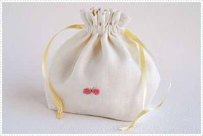 soeur*2（すーるどぅ）チョウチョ刺繍のふんわりポーチ